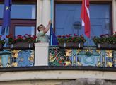 Vyvěšení romské vlajky na budovu Nové radnice u př...