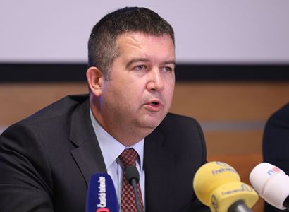 Pokuta pro Hamáčkův úřad za nákup pušek a samopalů. „Budu požadovat jasné vysvětlení“, říká ministr