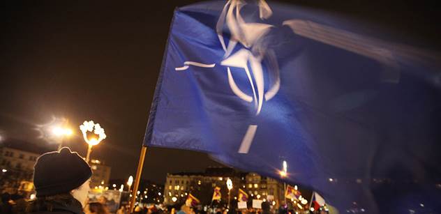 Na protest proti NATO v centru Prahy přišly desítky lidí
