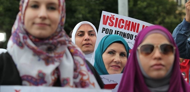 Muslimové zahájili akci v Praze. Na místě je i německá televize. Došlo už na malý incident