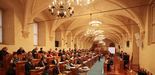 Sněmovna i Senát ukončily schůze, zákonodárci mají prázdniny