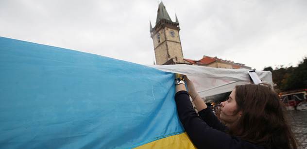 Na Ukrajině sečetli téměř 90 procent hlasů. Vítězství Jaceňuka bude těsné