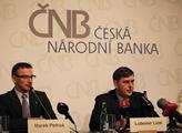 Centrální bankéř čelil v ČT hněvu diváků. Pak je povzbuzoval ke kupování českých výrobků