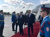 Český a srbský prezident na letišti v Bělehradě