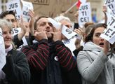 Dvě stovky studentů dnes stávkovaly v Praze za nezávislost justice a za demokracii
