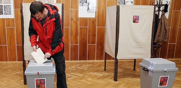 Češi si začali vybírat prezidenta mezi Zemanem a Drahošem