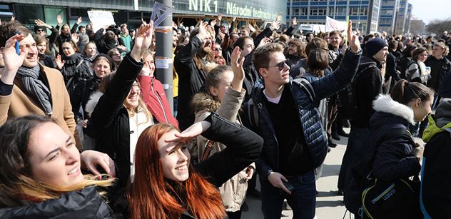 V Praze se na několika místech sešly stovky studentů, kteří protestovali proti Babišovi a Zemanovi