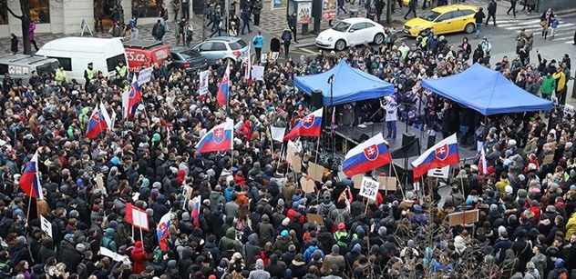 Za předčasné volby na Slovensku se demonstruje nejen v Bratislavě, ale i v Praze a v Brně
