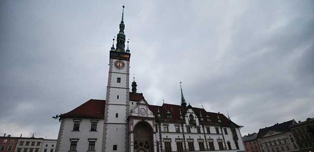 Shromáždění proti imigraci v Olomouci narušili odpůrci dýmovnicí