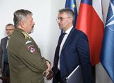 Ministerstvo obrany by prý mělo trvat na podmínce zapojení českého průmyslu