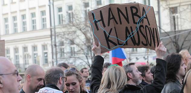 ProAlt protestuje na pražském Klárově. Proti Nečasovi