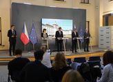 Premiér Andrej Babiš spolu s ministrem zdravotnict...