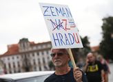 Demonstrace na Hradčanském náměstí zaměřená proti ...