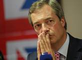 VIDEO Kyselé ksichty v europarlamentu. Banda! Komisař, kterého nikdo nezvolil, má drzost mluvit o „demokracii“, pálil Nigel Farage