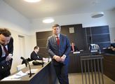 Válka mezi právníkem, Sobotkovým kamarádem, Pokorným a novinářem Erikem Bestem pokračuje. U soudu padl verdikt