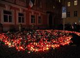 Tisíce svíček před francouzskou ambasádou