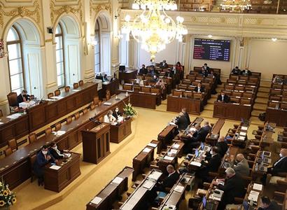 Sněmovna dnes rozhoduje o pojištění cizinců. Na poslance apelují ministři, pojišťovny i Hospodářská komora
