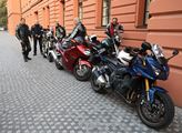 Motorkáři přišli podpořit policistu Šimona Vaice p...