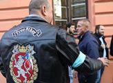 Ostře sledovaný případ: Policistu, který zneškodnil motorkáře, přišli k soudu podpořit kolegové i motorkáři