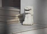 Vchod do domu hlídá kamenný pes