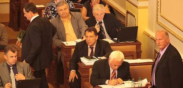 Sněmovna odvolala z rozpočtového výboru Doktora i Paroubka 