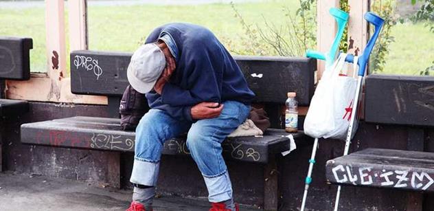 Města řeší bezdomovectví nejvíc sociální prací, nejméně bydlením