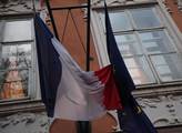 Francozská a evropská vlajka na budově francouzské...