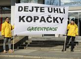 Happening Greenpeace s názvem Miluje ministr Brabe...