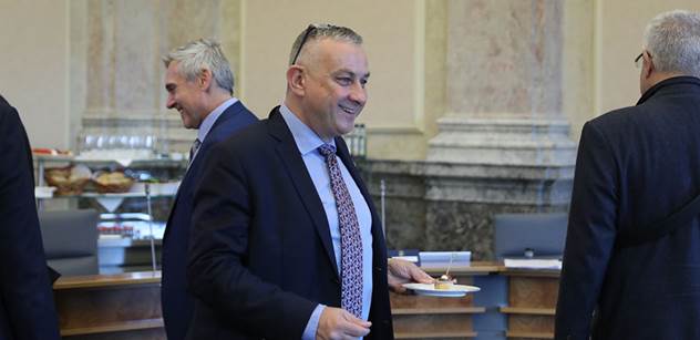 Ministr Síkela: Novým ředitelem SÚRAO se stal Lukáš Vondrovic