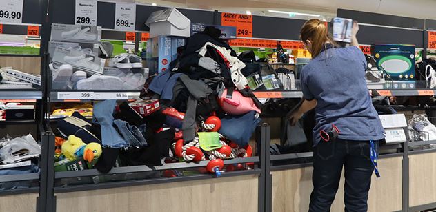 Nepříjemné překvapení v obchodech: Lidé si chtěli koupit zápalky či zimní obuv, nepochodili 