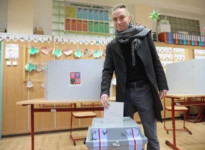 Pekarová odvolila ve Vídni. Přitom pohrozila kvůli korespondenční volbě