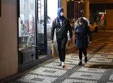 Lidé s rouškami jsou v ulicích Prahy vidět málo