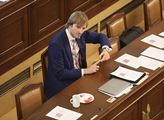 Ministr zdravotnictví si na předávání cen vyžádal vodňanské kuřátko, plzeňské pivo nebo hostesky v modrých šatech. Poručil si taky speciální stůl pro sebe