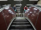 Zaměstnanci metra dezinfikují madla eskalátorů