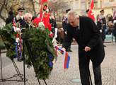Prezident republiky Miloš Zeman upravuje stuhu na ...
