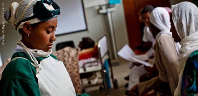 Investice do péče poskytované porodními asistentkami mohou vést k záchraně milionů životů žen  i novorozenců 