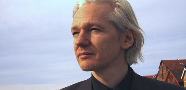 Osvoboďte Juliana Assange, dostal dopis Donald Trump. Zmíněna Clintonová i Biden