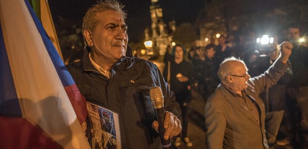 FOTO Čmoud u Petříčka: Turecký útok na Kurdy se přenesl do Prahy. Bylo veselo