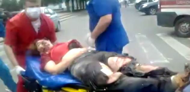 Média: Podřežu ty ukrajinské svině, plakal muž s mrtvou ženou v náručí. Putinovy zbabělé krysy se schovávají za ženy a děti, zaznělo z Kyjeva