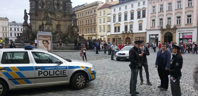 Šok, údiv, zděšení, policie. Dusno kolem útoku na petiční stánek Konvičkovy akce proti islámu. Čtěte další silná prohlášení