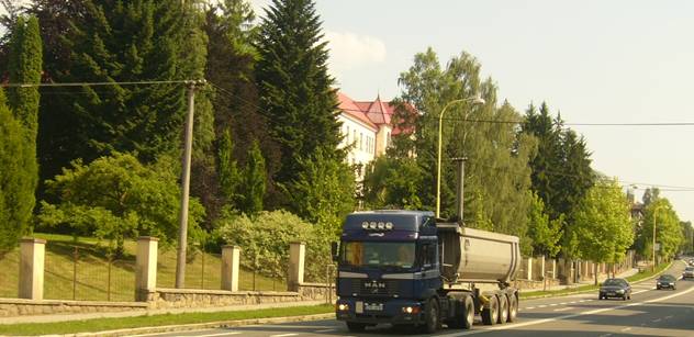 Obce plné těžkých kamionů kvůli rozšiřování mýta? Je zde česko-německá petice