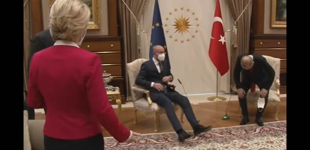 VIDEO Leyenovou na jednání v Turecku odstrčili bokem. Nelíbilo se jí to