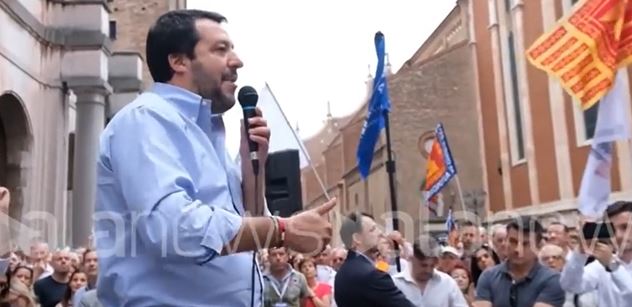 Uprchlíci z lodi Diciotti jsou v Itálii. Ministra Salviniho kvůli nim vyšetřuje prokuratura