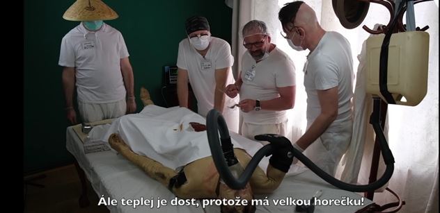 Michal Gulyáš v krátkém filmu „Likvidace koronaviru chirurgickou cestou“
