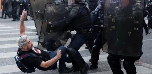 Francie ve varu kvůli zastřelení mladého černocha policistou. Hoří auta, Macron prosí o klid