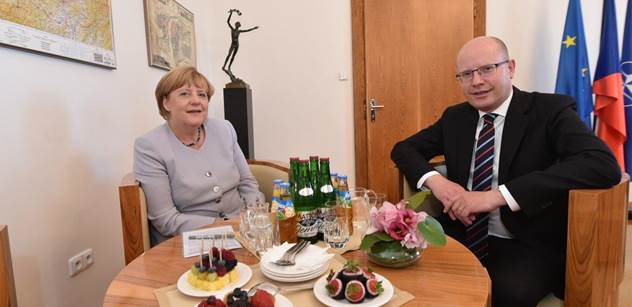 Sobotka prý Merkelové "helfne". Komentátor Palata z toho má radost