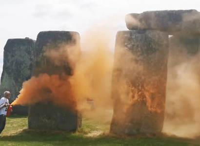 Posprejovaný Stonehenge. Aktivisté narazili i v Česku