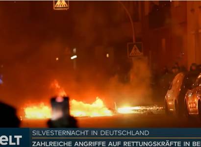 „To není normální.“ Vymlácené sklo, útoky na policii. Migrační kus Berlína slavil