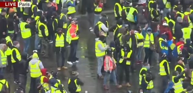 A je jasno, kdo v Paříži během protestů demoluje výlohy a auta. Redaktor ČT Szántó a analytik Máca slyšeli mezi radikály ruštinu