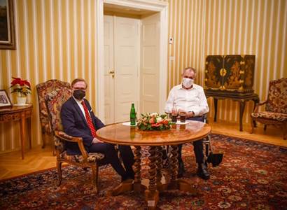 Prezident Zeman se sejde s premiérem Fialou. Mohli by probrat válku na Ukrajině